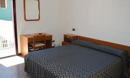 Отель Linda Каорле